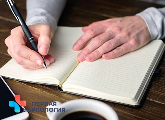 Мужчина делает запись в дневнике