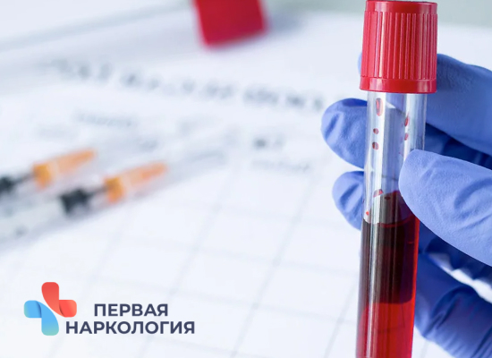 Врач с пробиркой с кровью